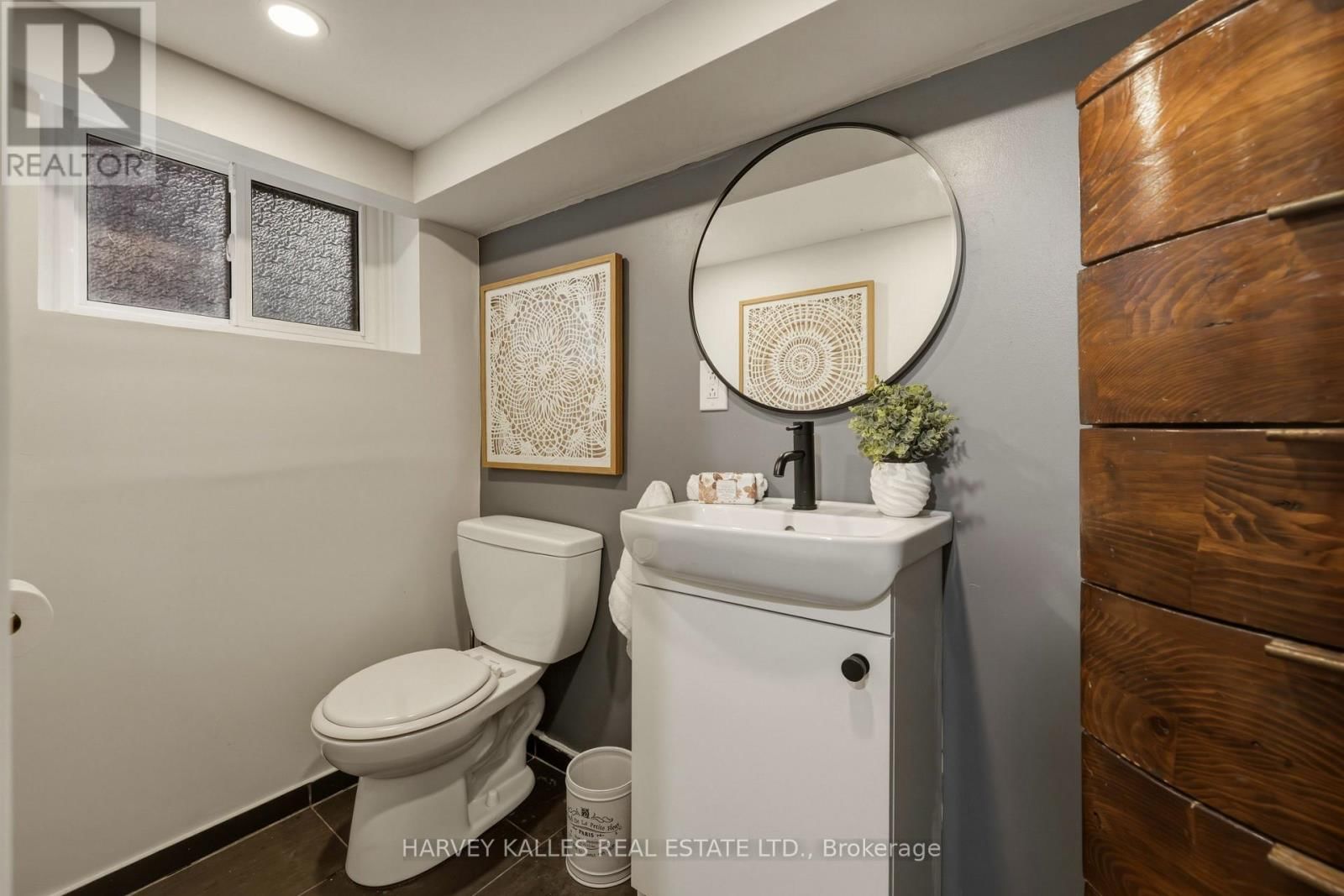 683 HILLSDALE AVENUE EAST Image 37