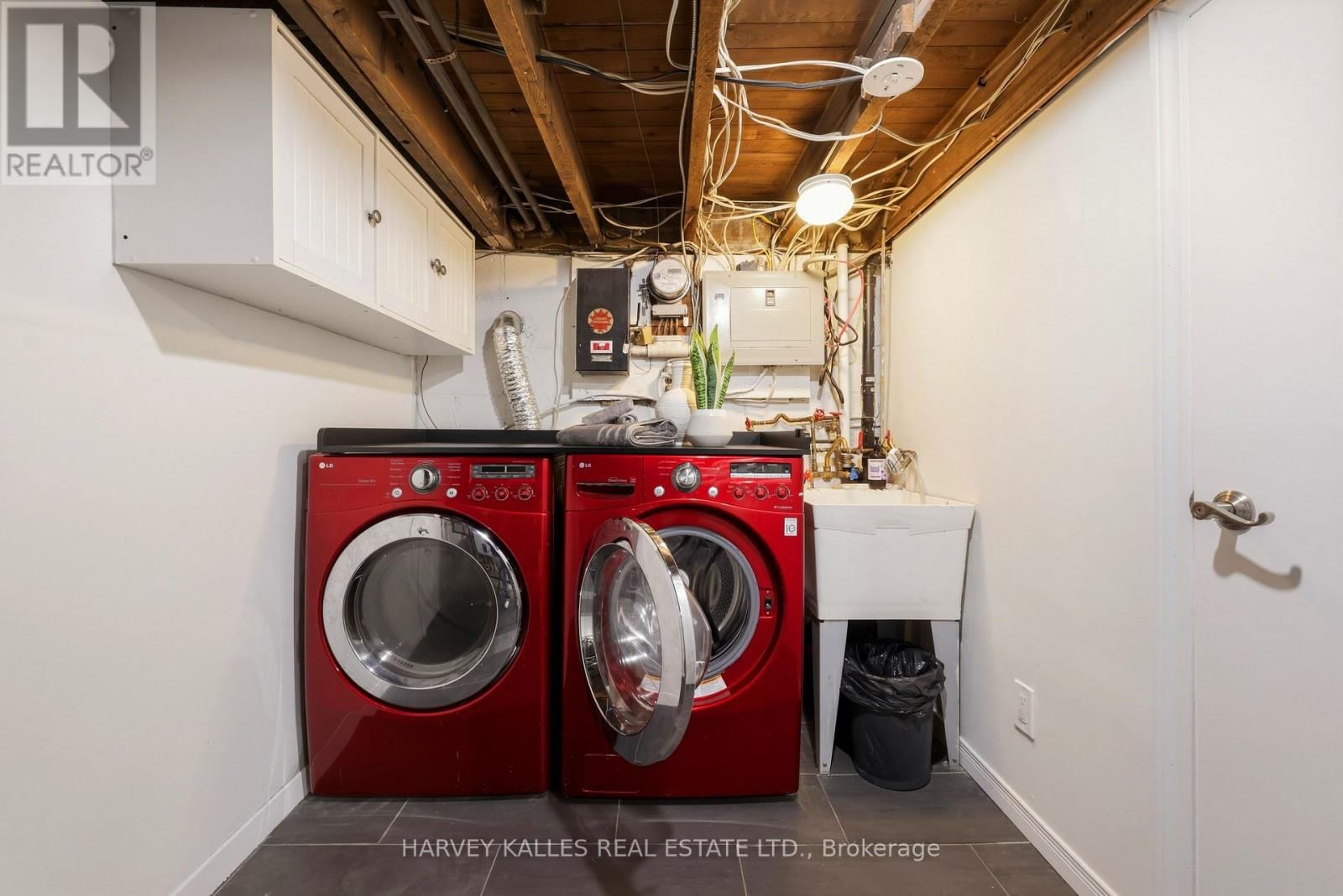 683 HILLSDALE AVENUE EAST Image 38