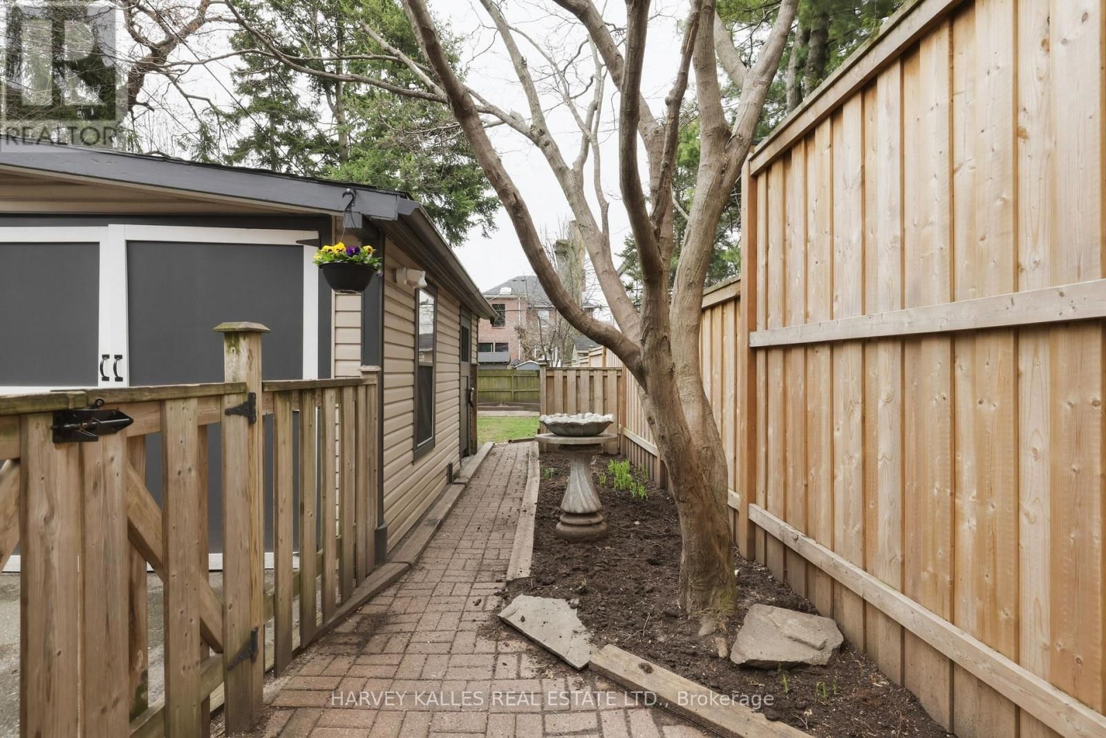 683 HILLSDALE AVENUE EAST Image 41