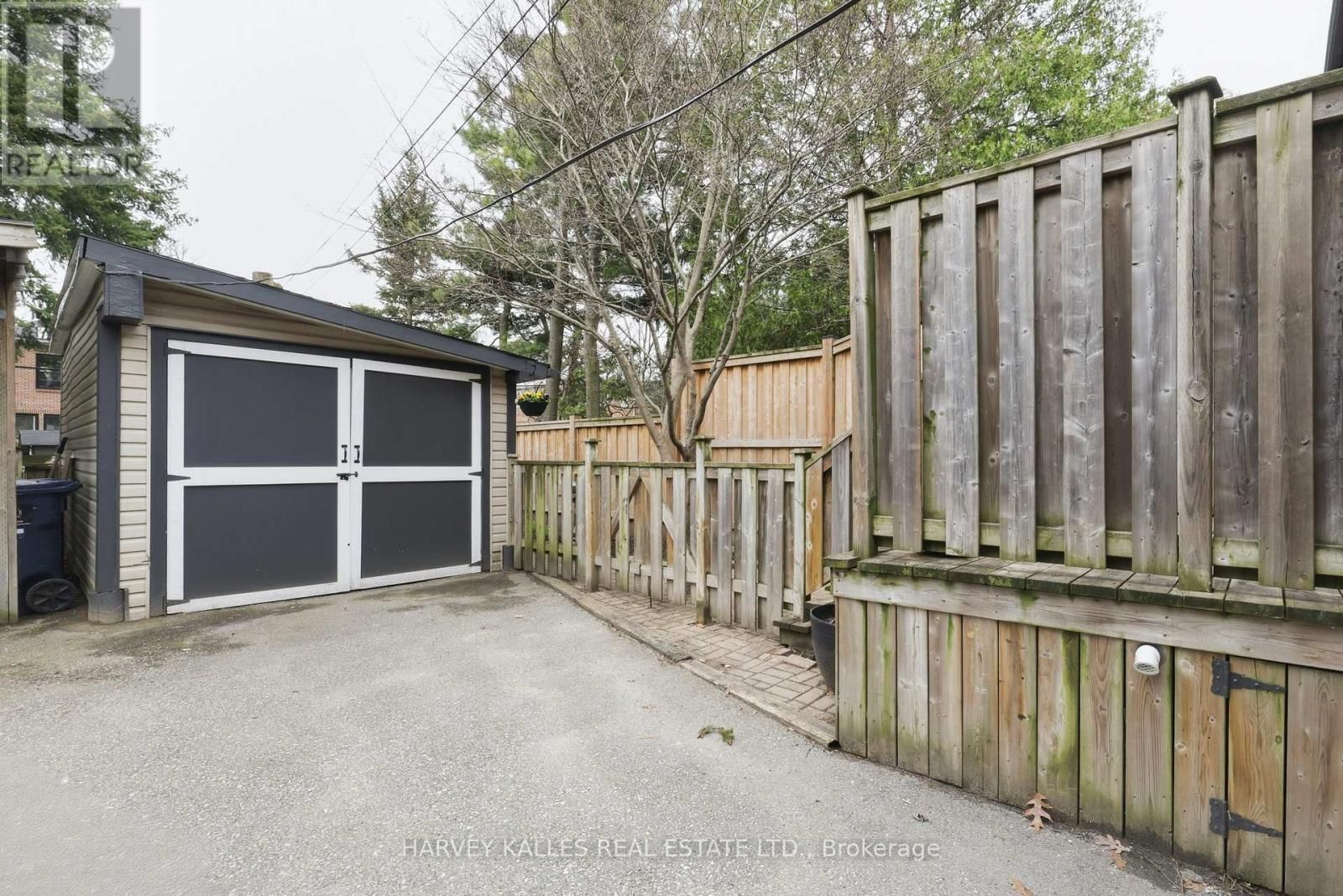 683 HILLSDALE AVENUE EAST Image 45