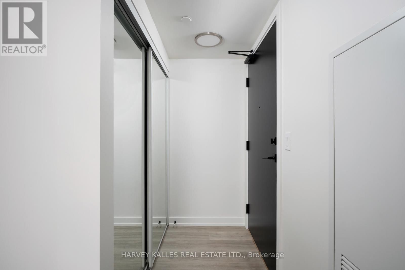 507 - 2 AUGUSTA AVENUE Image 6