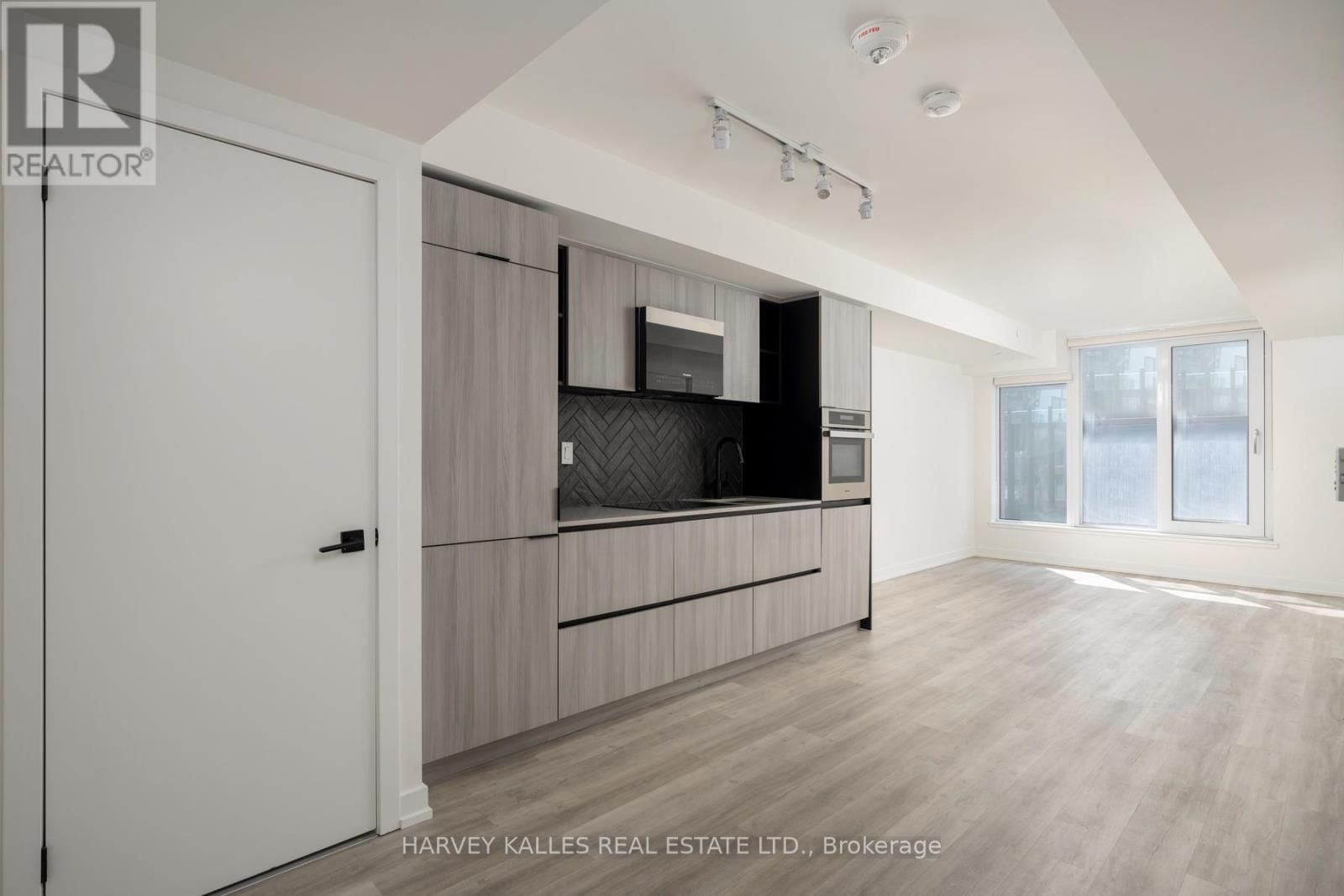 507 - 2 AUGUSTA AVENUE Image 7