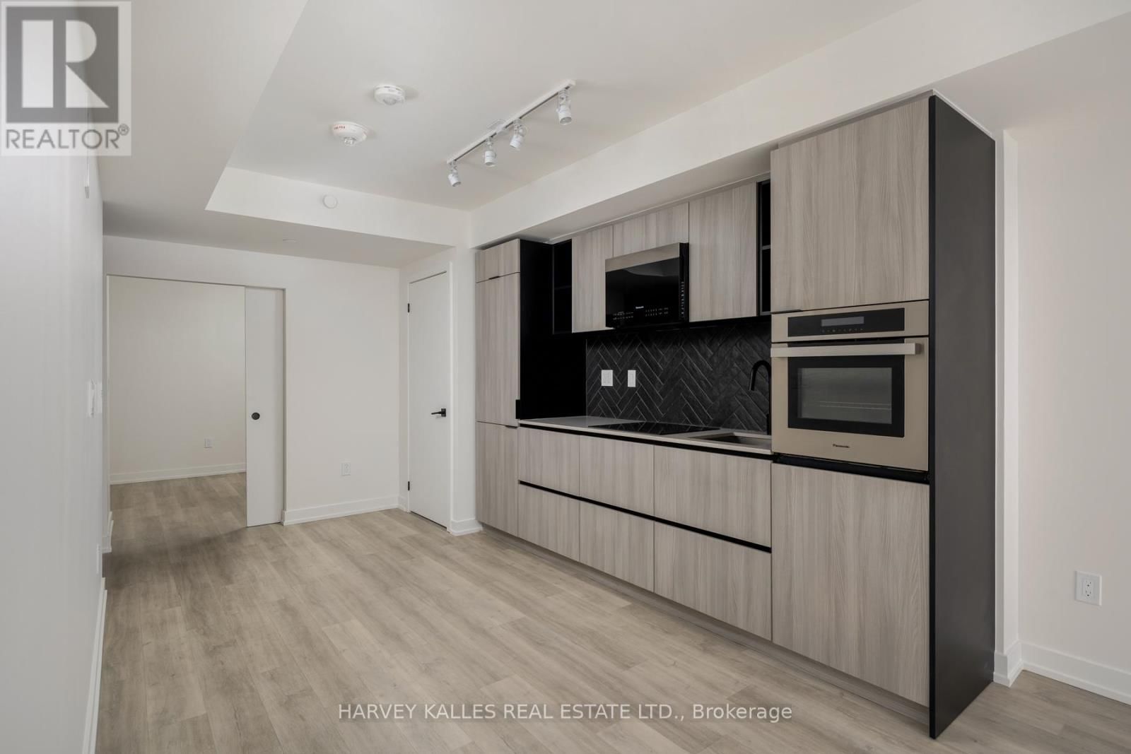 507 - 2 AUGUSTA AVENUE Image 8