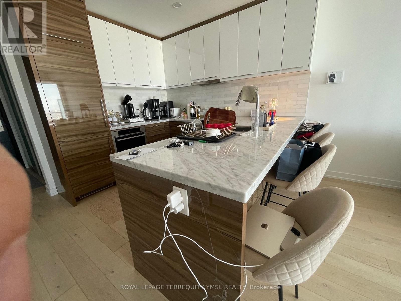 4506 - 488 UNIVERSITY AVENUE Image 12