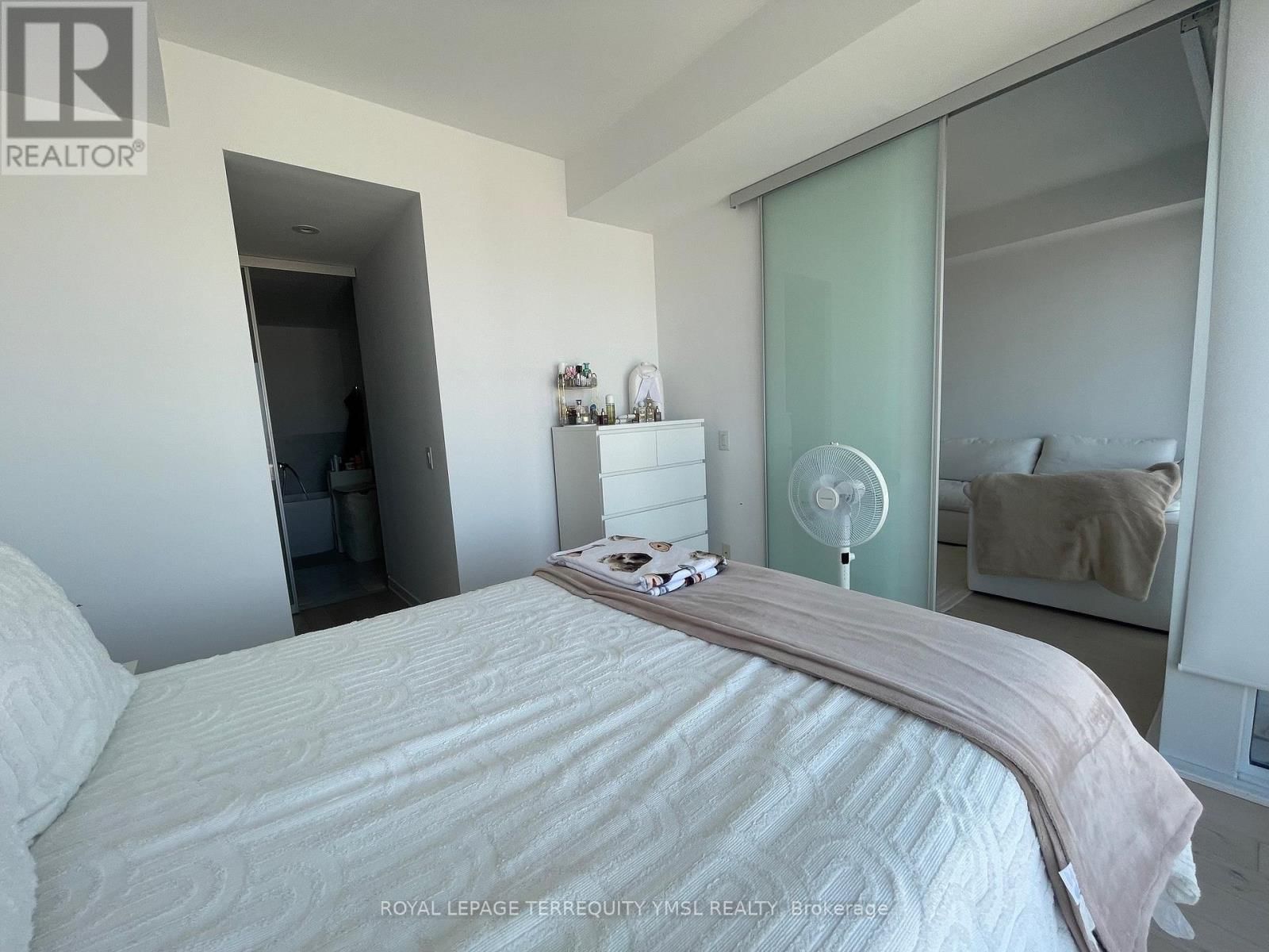 4506 - 488 UNIVERSITY AVENUE Image 14