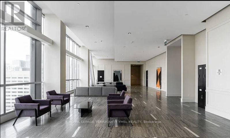 4506 - 488 UNIVERSITY AVENUE Image 4