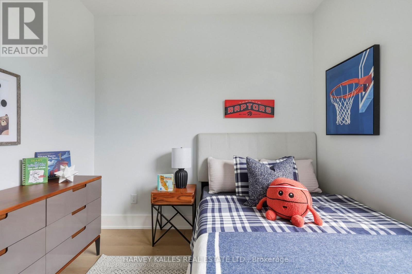 599 SOUDAN AVENUE Image 37