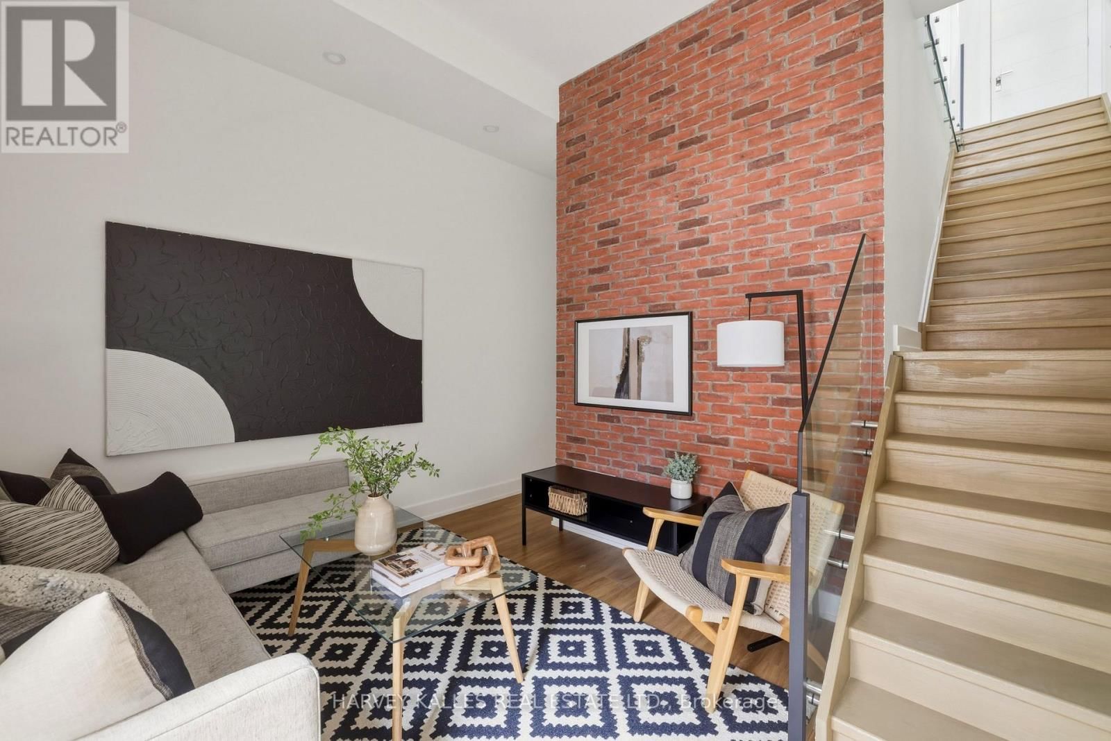 599 SOUDAN AVENUE Image 42