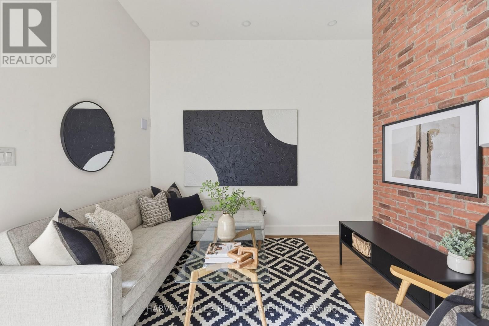 599 SOUDAN AVENUE Image 43