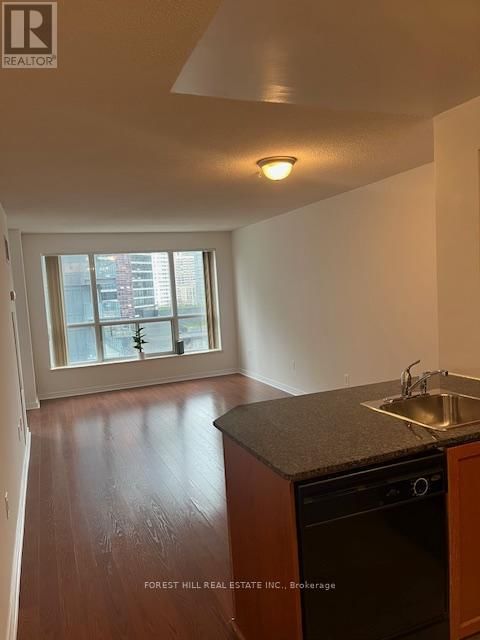 1205 - 925 BAY STREET Image 10