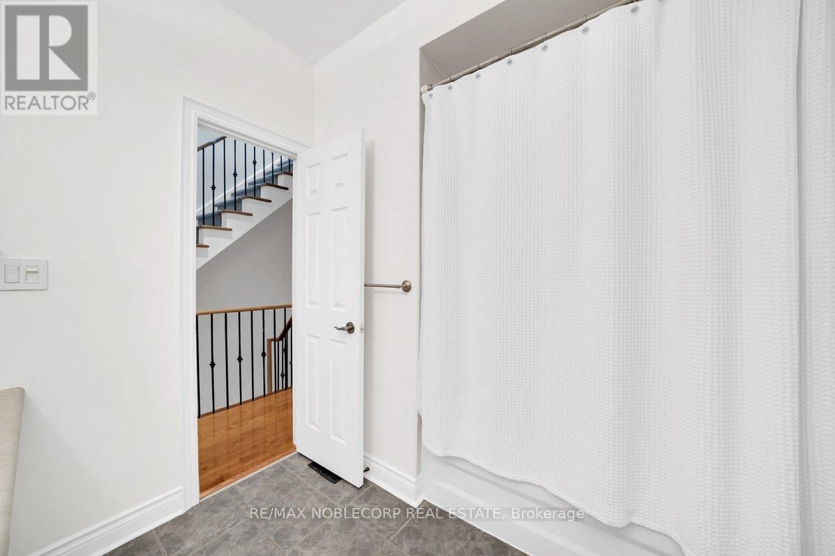 6 LUSCOMBE LANE Image 33