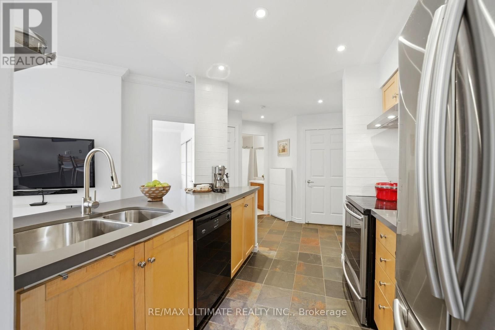 405 - 1750 BAYVIEW AVENUE Image 9