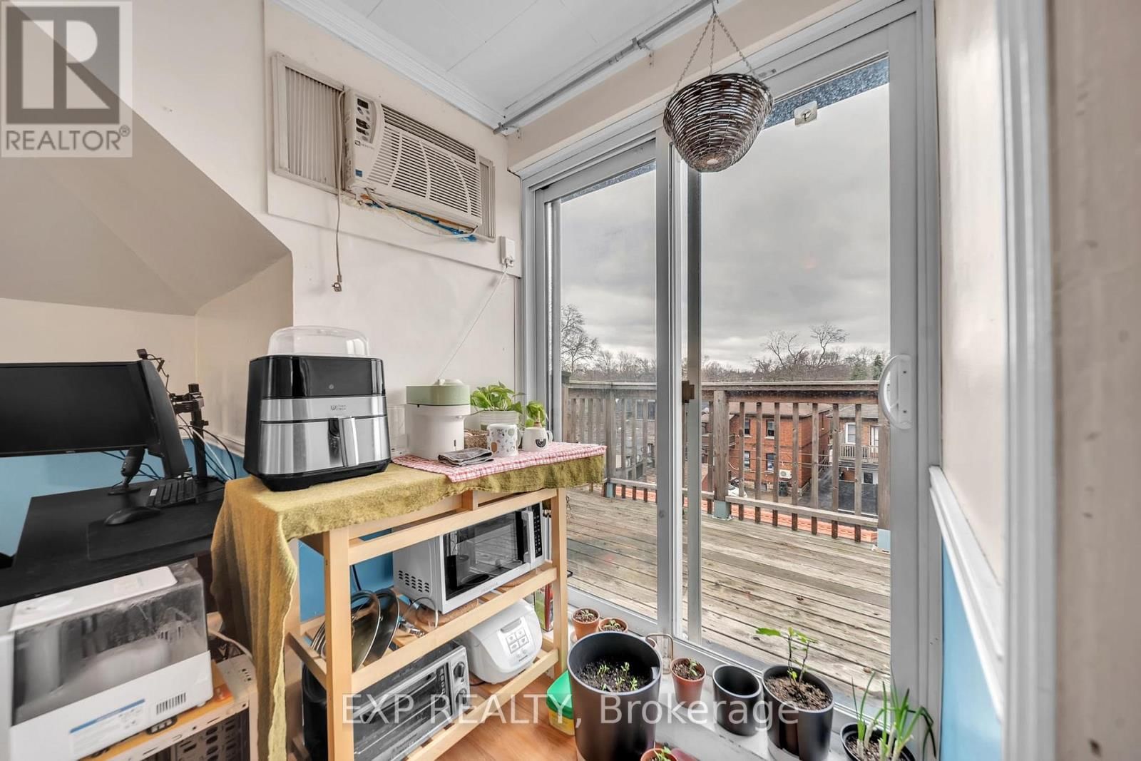 896 AVENUE ROAD Image 10