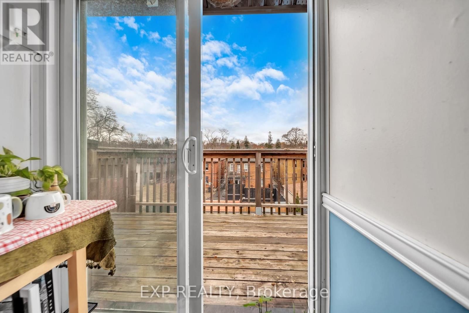 896 AVENUE ROAD Image 11