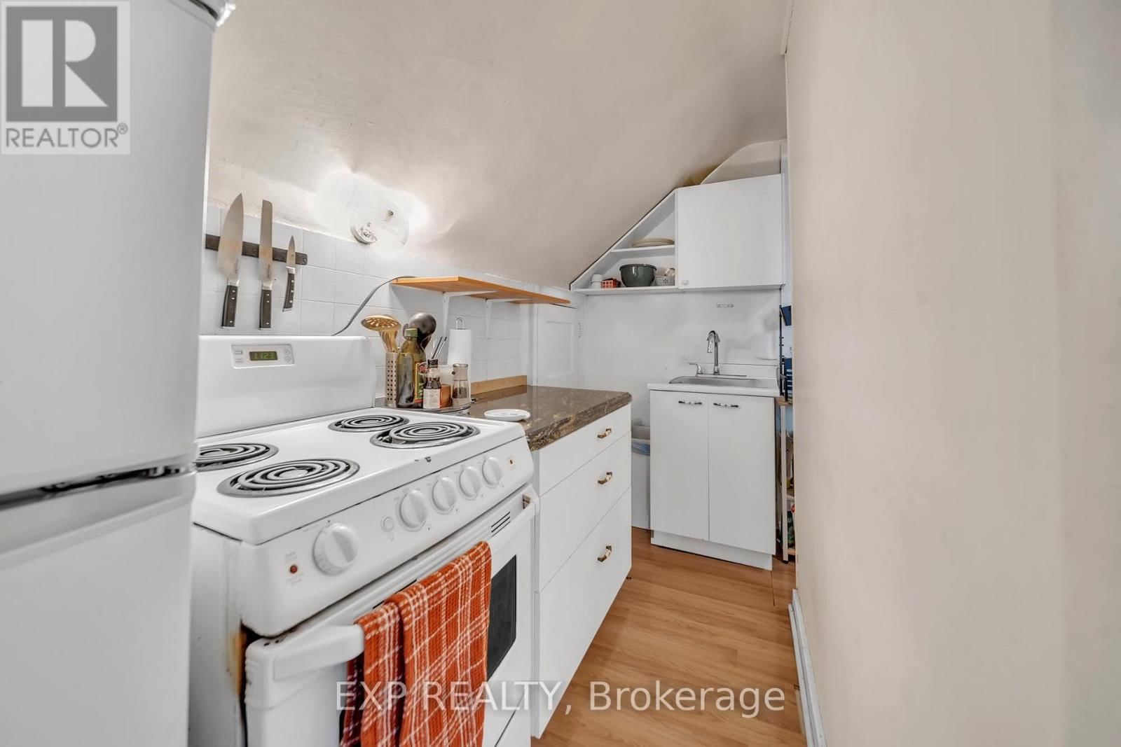 896 AVENUE ROAD Image 14