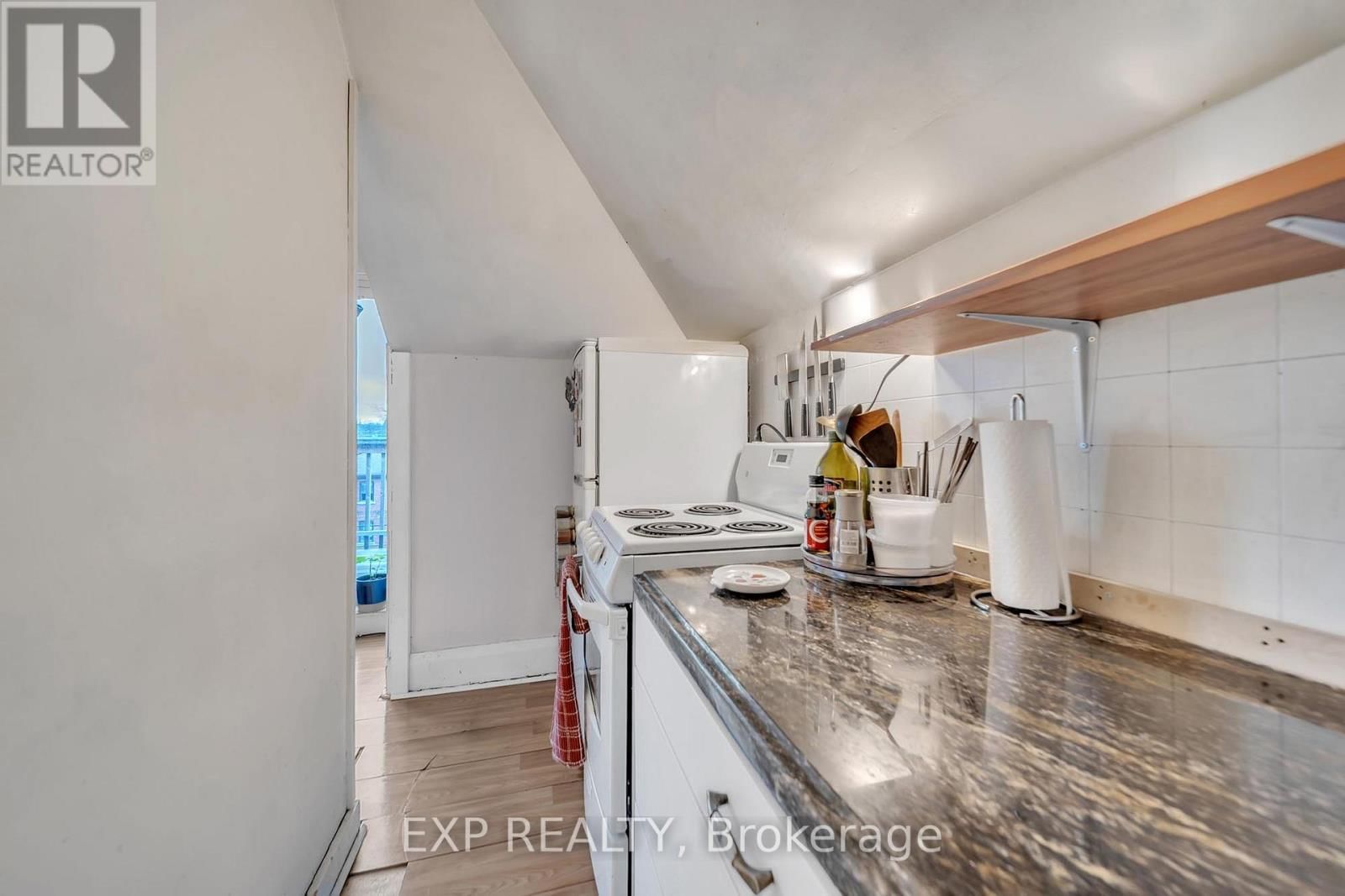 896 AVENUE ROAD Image 15