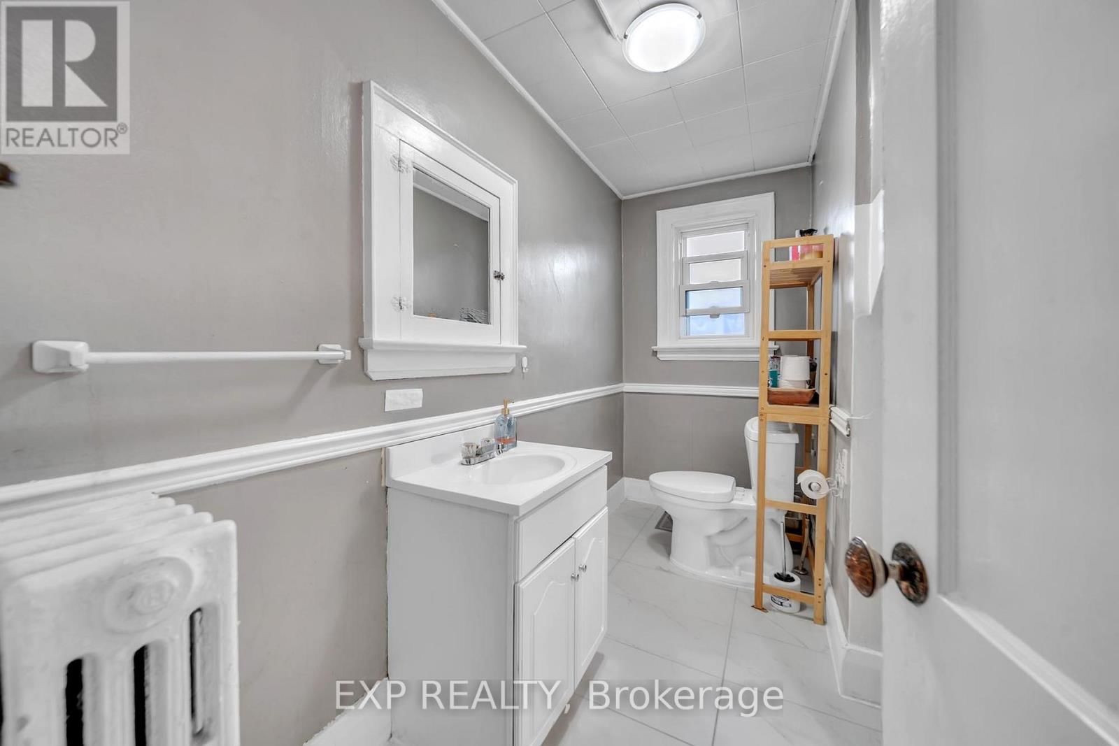 896 AVENUE ROAD Image 16