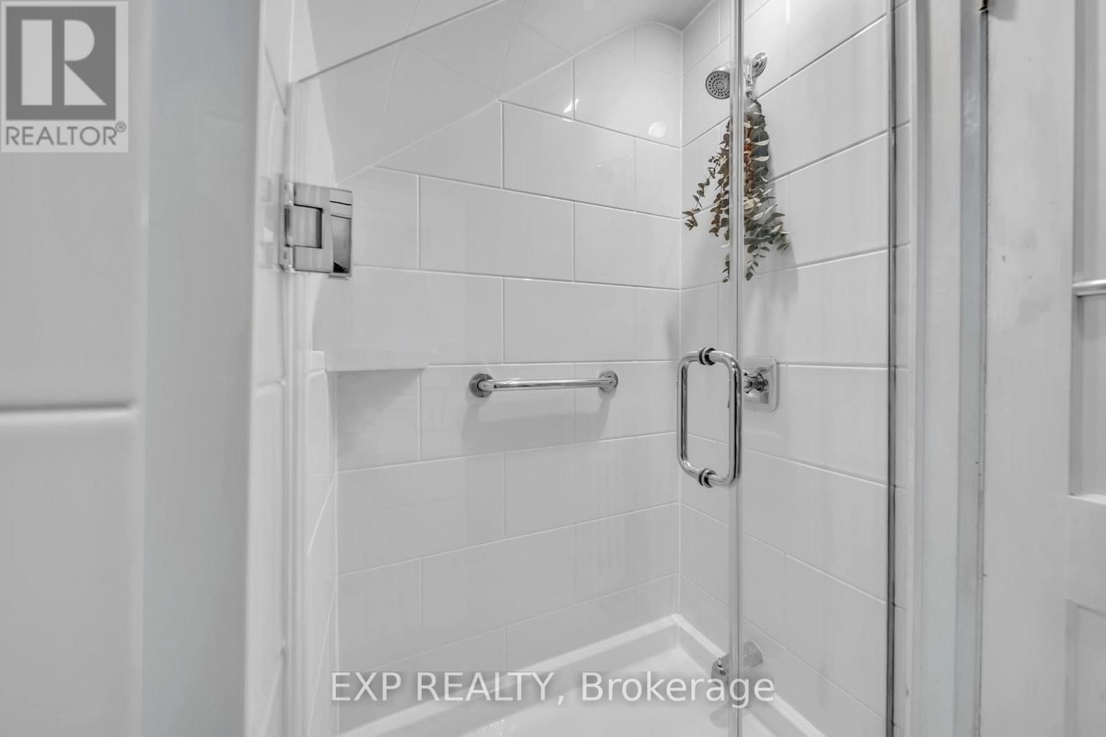 896 AVENUE ROAD Image 17