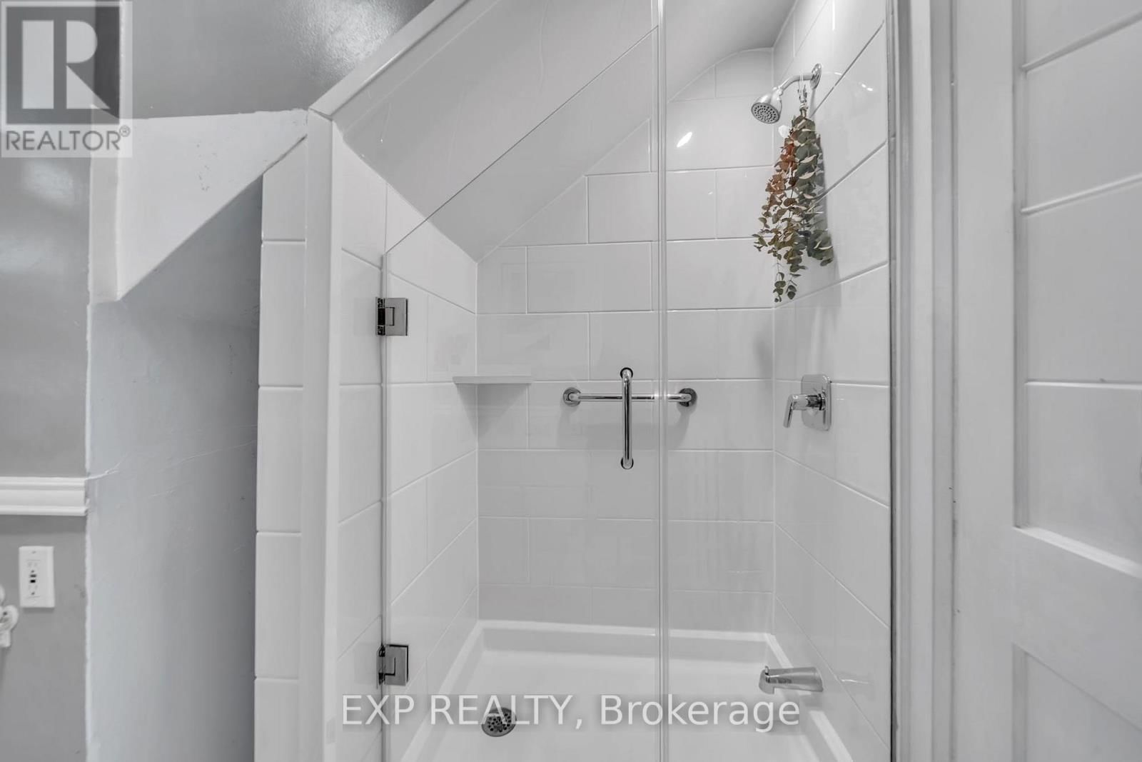 896 AVENUE ROAD Image 18