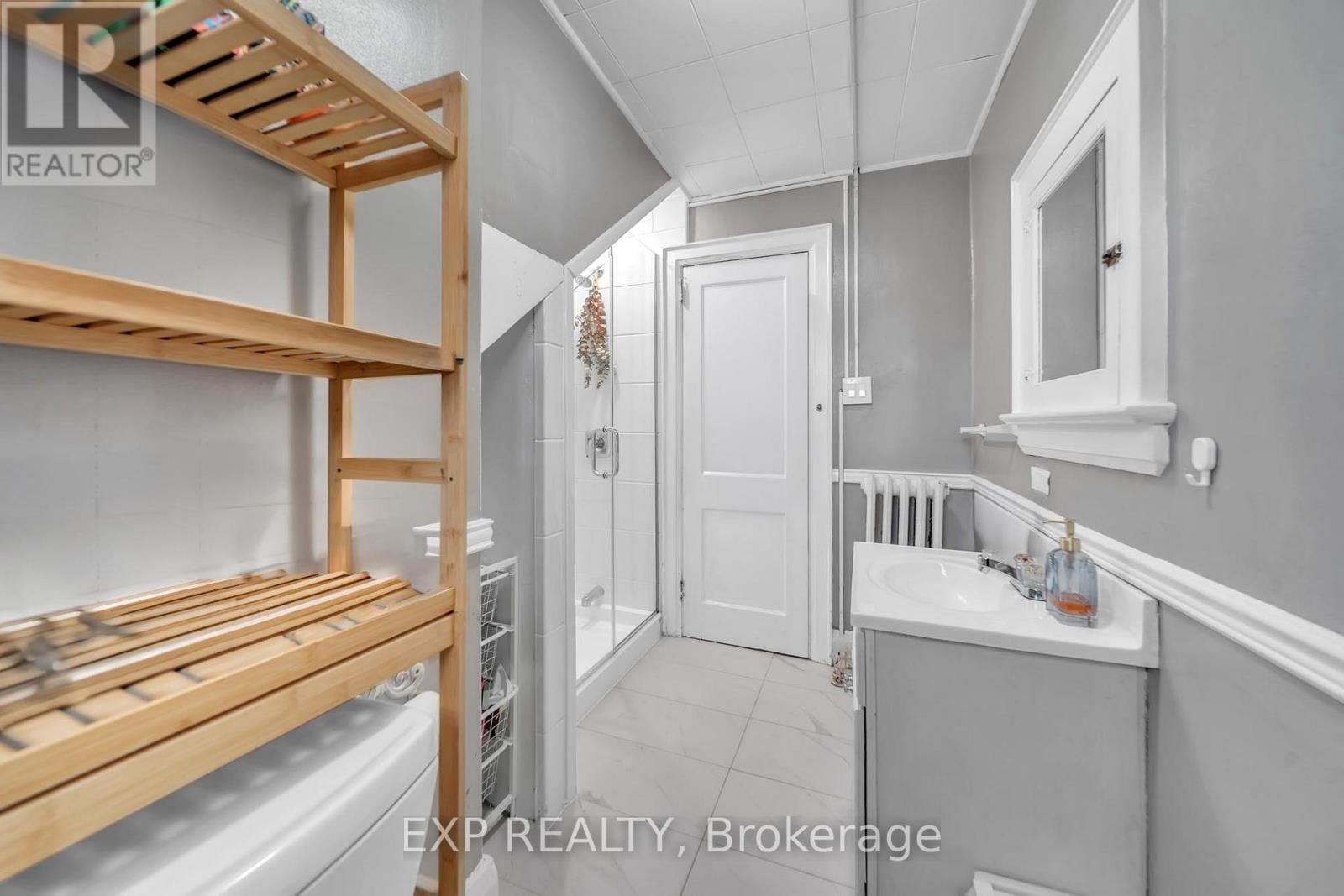 896 AVENUE ROAD Image 19