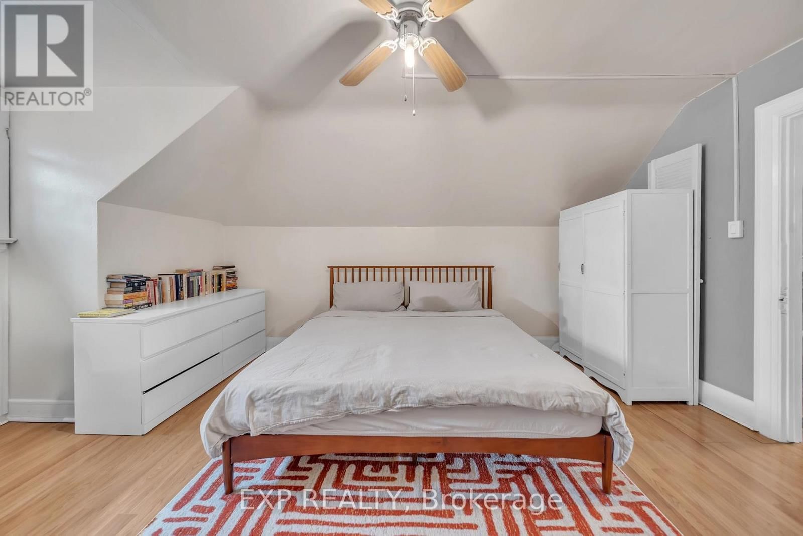 896 AVENUE ROAD Image 20