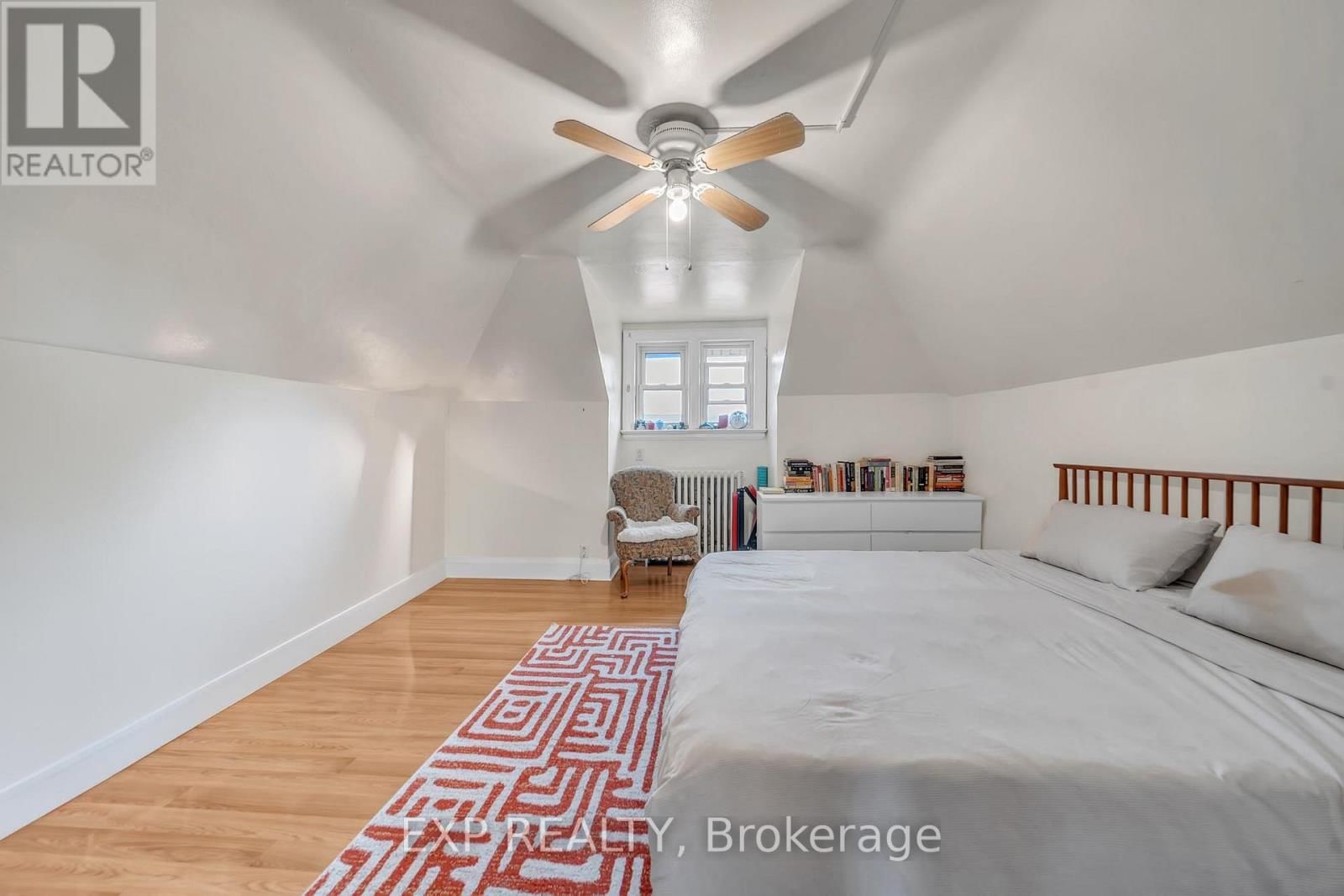 896 AVENUE ROAD Image 21