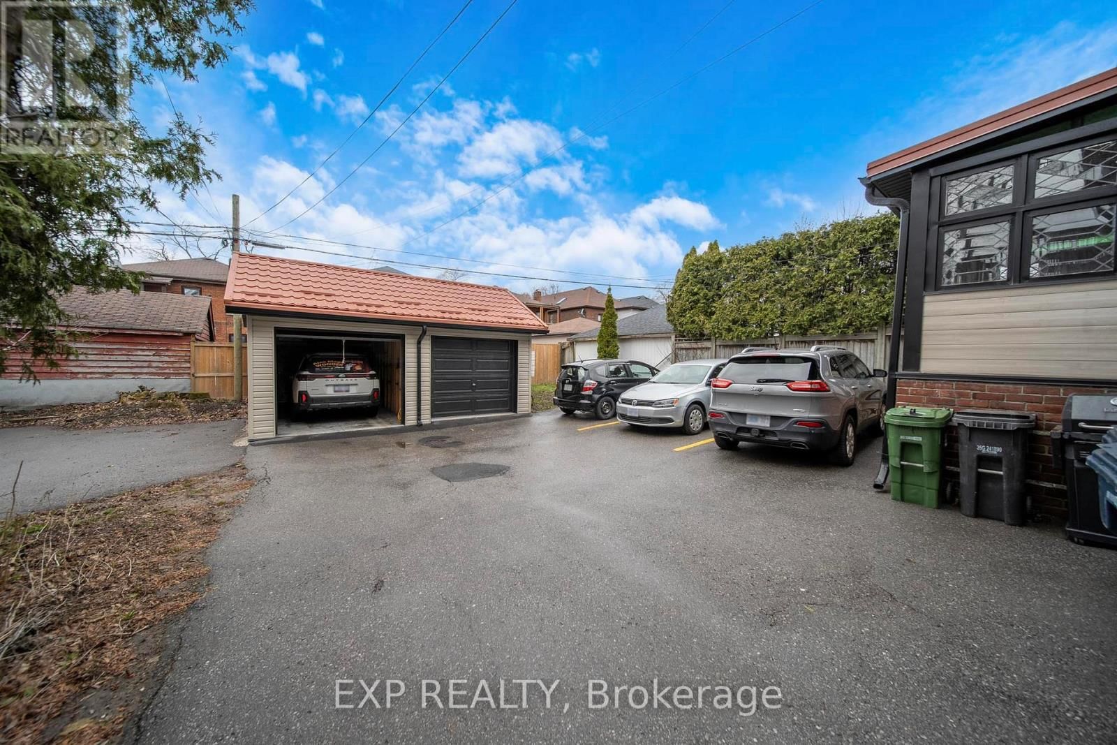 896 AVENUE ROAD Image 25