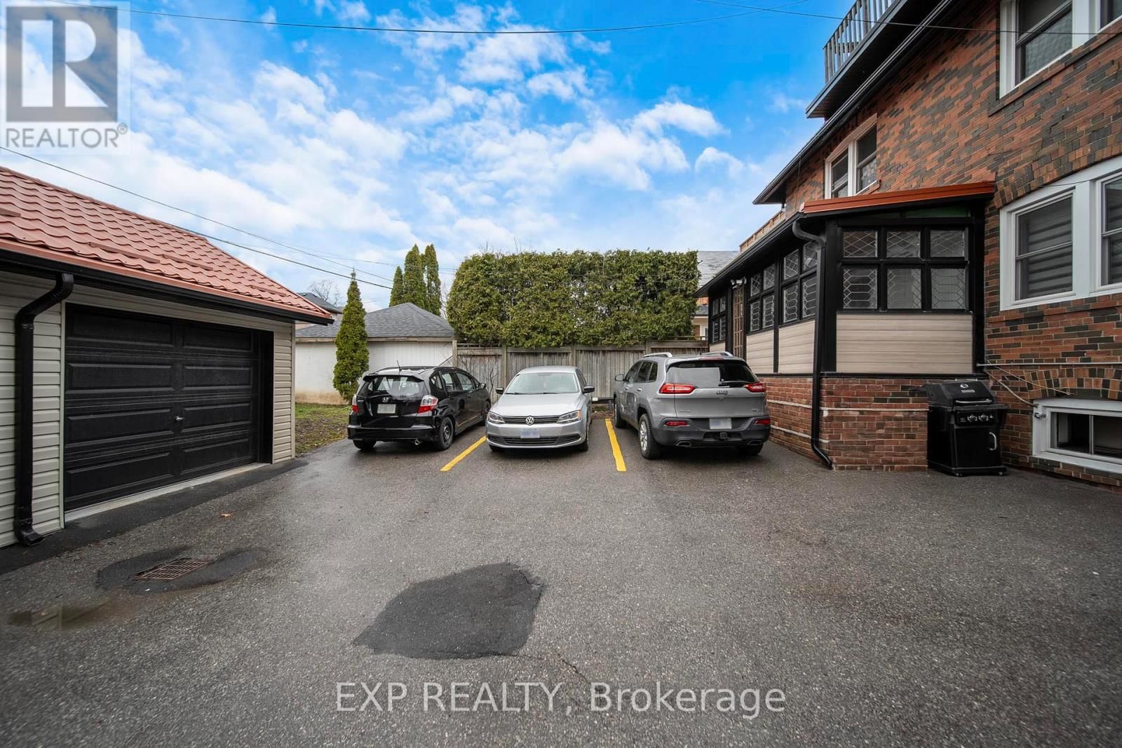 896 AVENUE ROAD Image 26