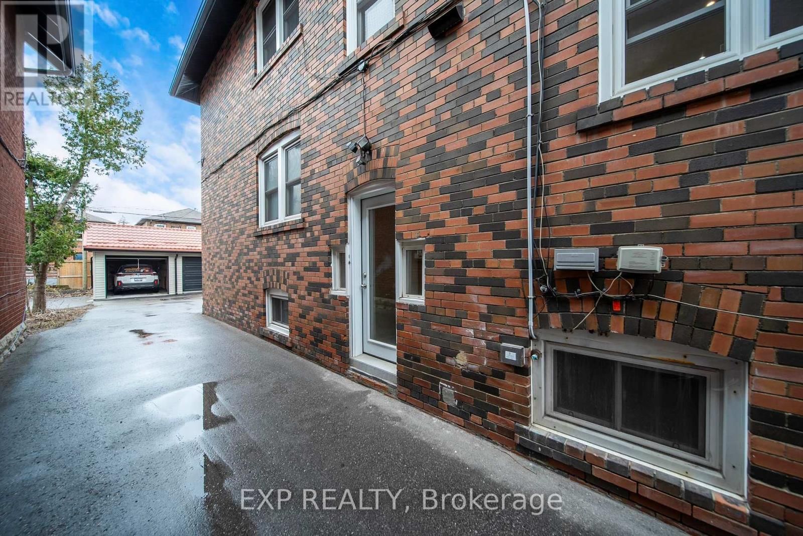 896 AVENUE ROAD Image 27