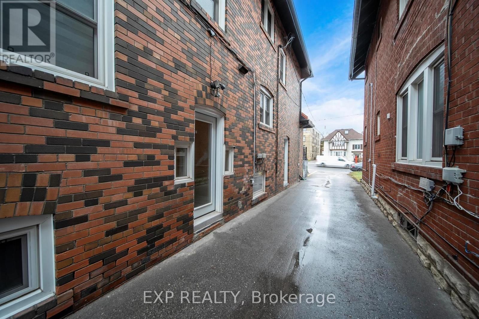 896 AVENUE ROAD Image 28