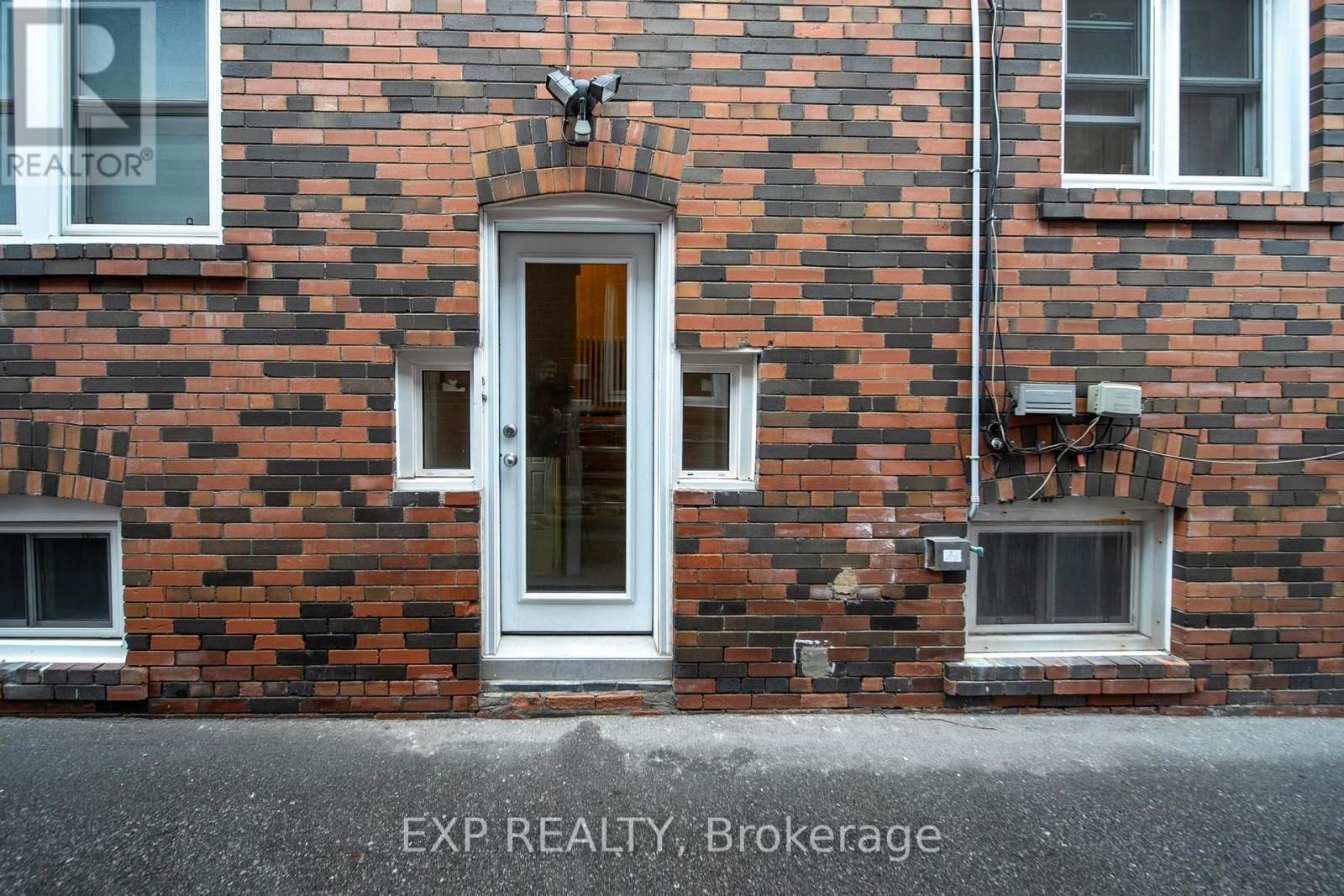 896 AVENUE ROAD Image 29