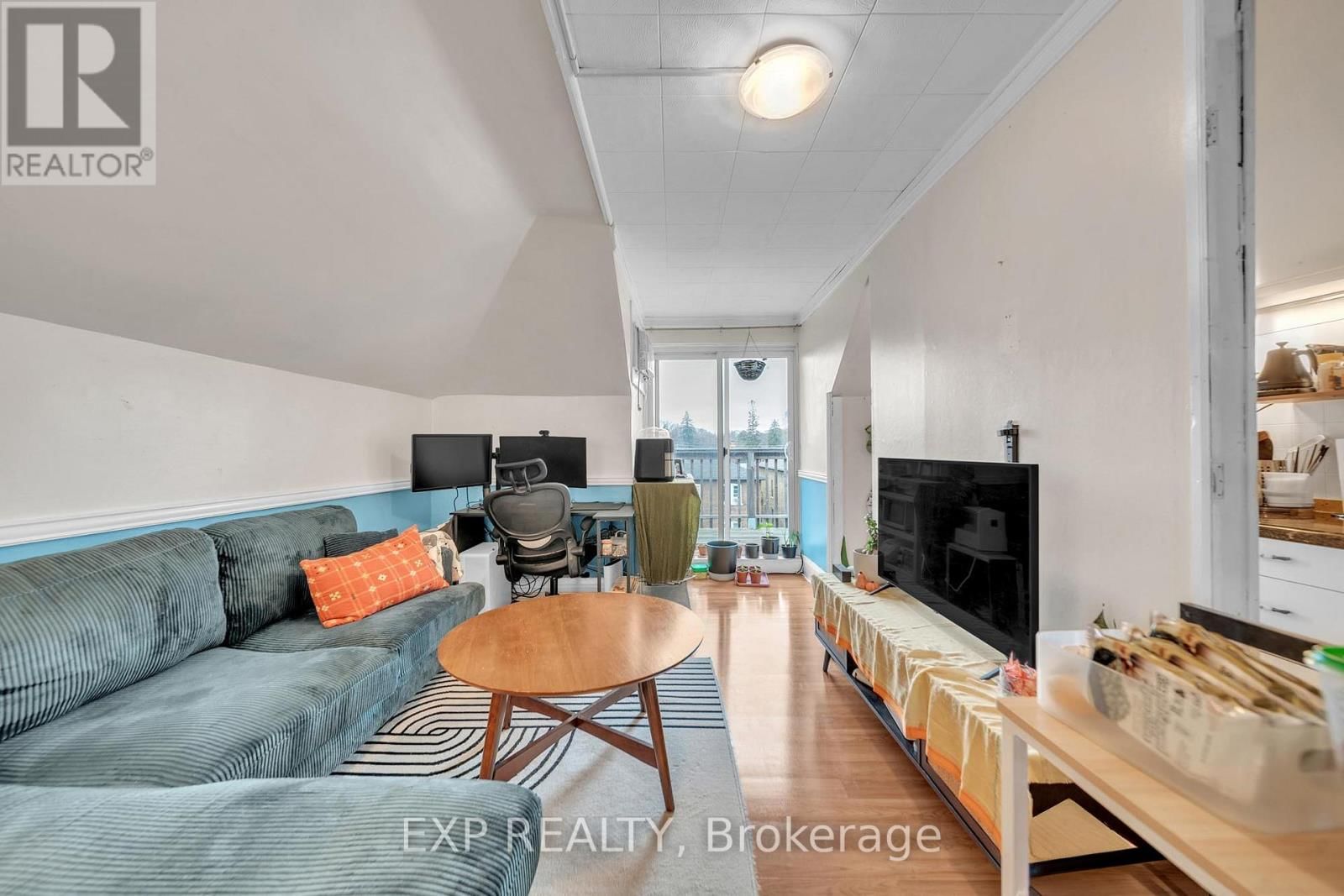 896 AVENUE ROAD Image 6