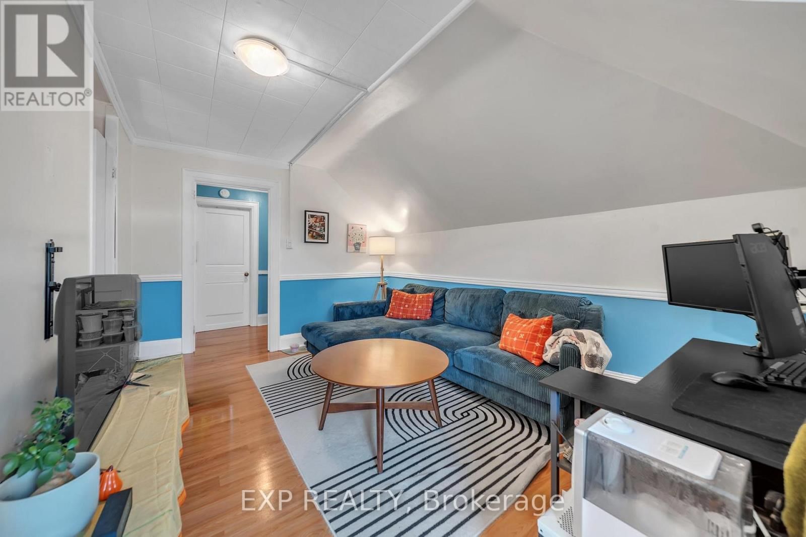 896 AVENUE ROAD Image 8