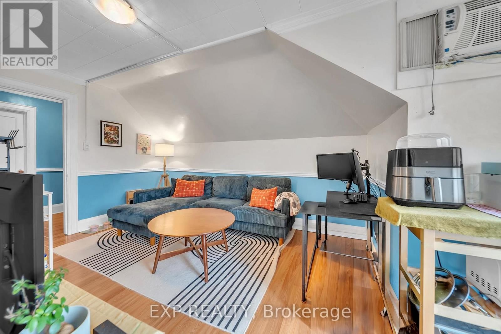 896 AVENUE ROAD Image 9