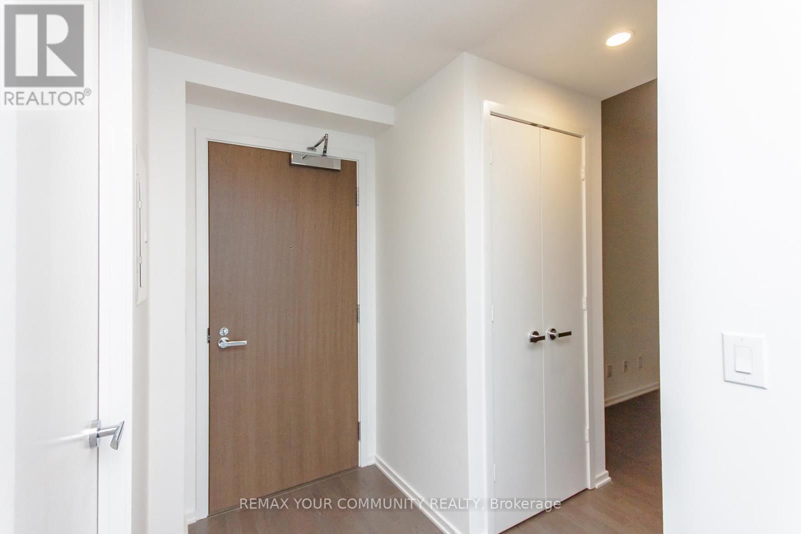 4604 - 1 BLOOR STREET EAST Image 3