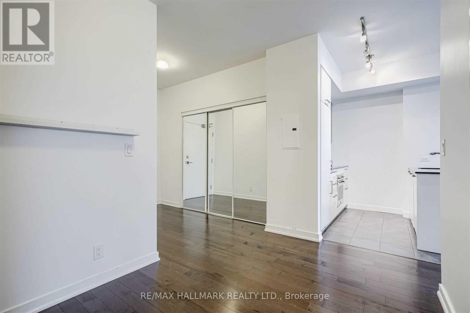 2303 - 12 YORK STREET Image 10