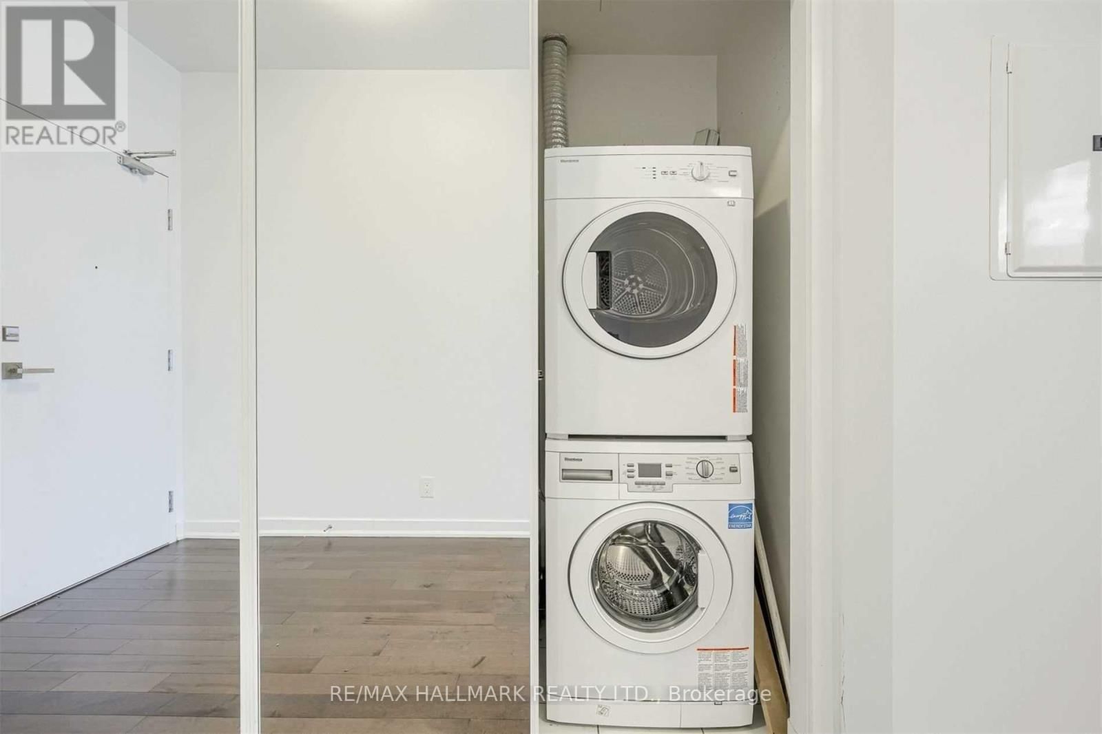 2303 - 12 YORK STREET Image 24