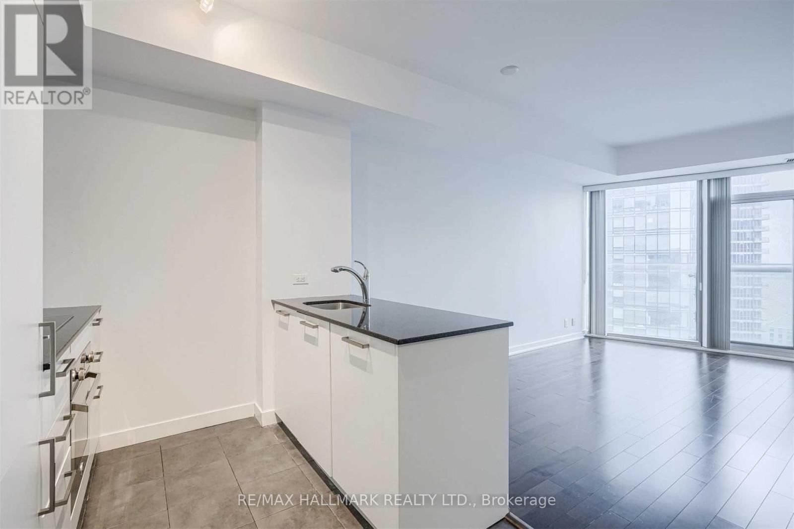 2303 - 12 YORK STREET Image 3