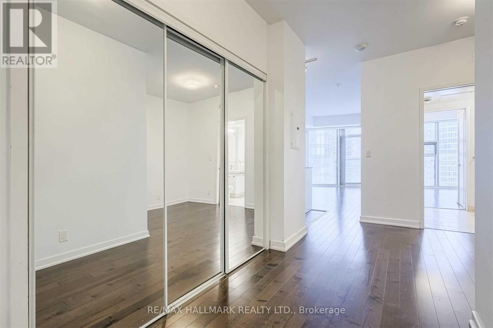 2303 - 12 YORK STREET Image 7