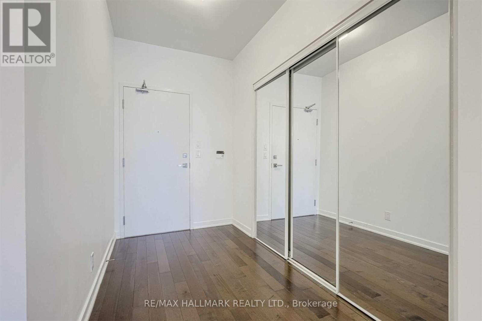 2303 - 12 YORK STREET Image 8