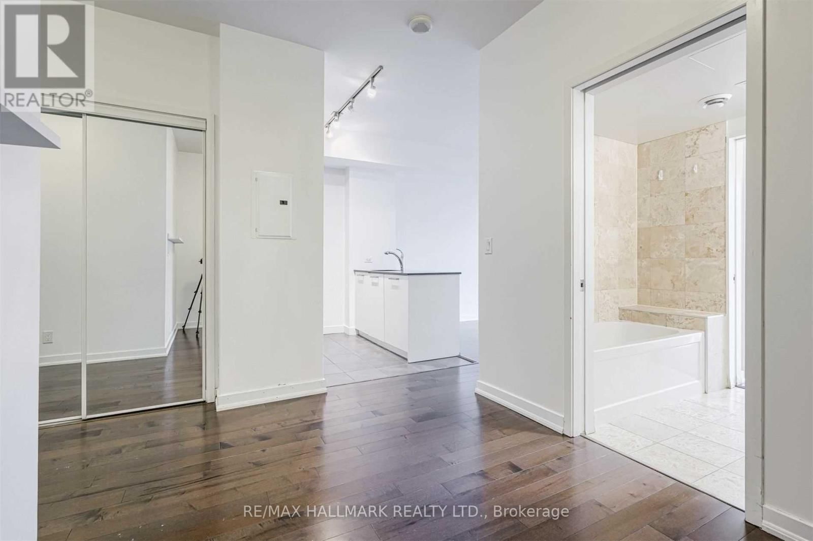 2303 - 12 YORK STREET Image 9