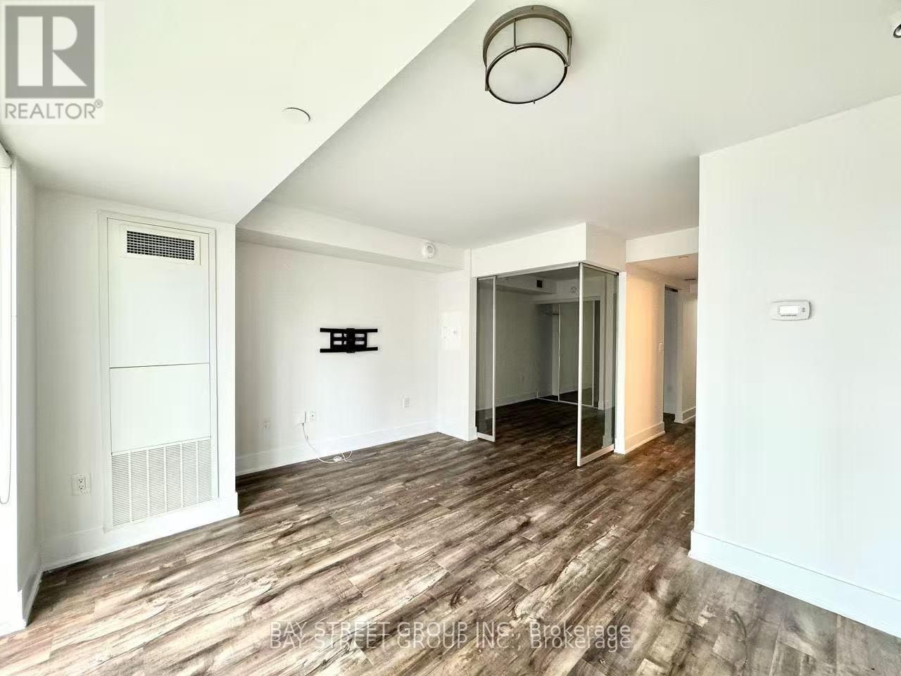 1203 - 955 BAY STREET Image 9