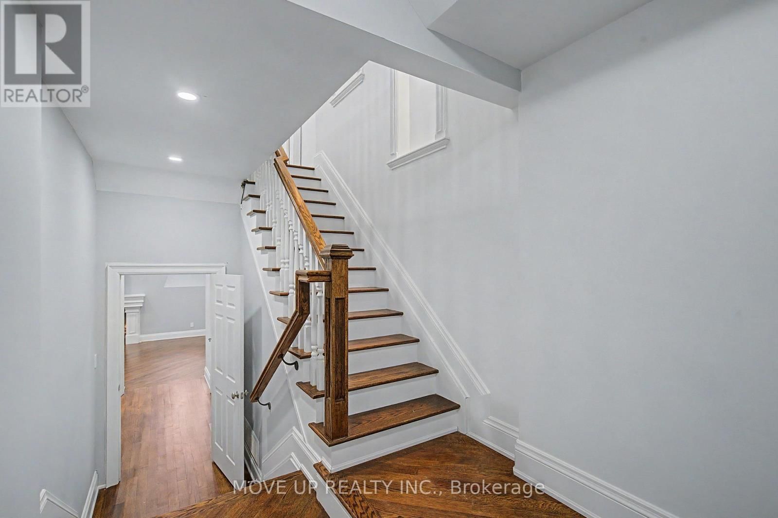 226 GLENGARRY AVENUE Image 37