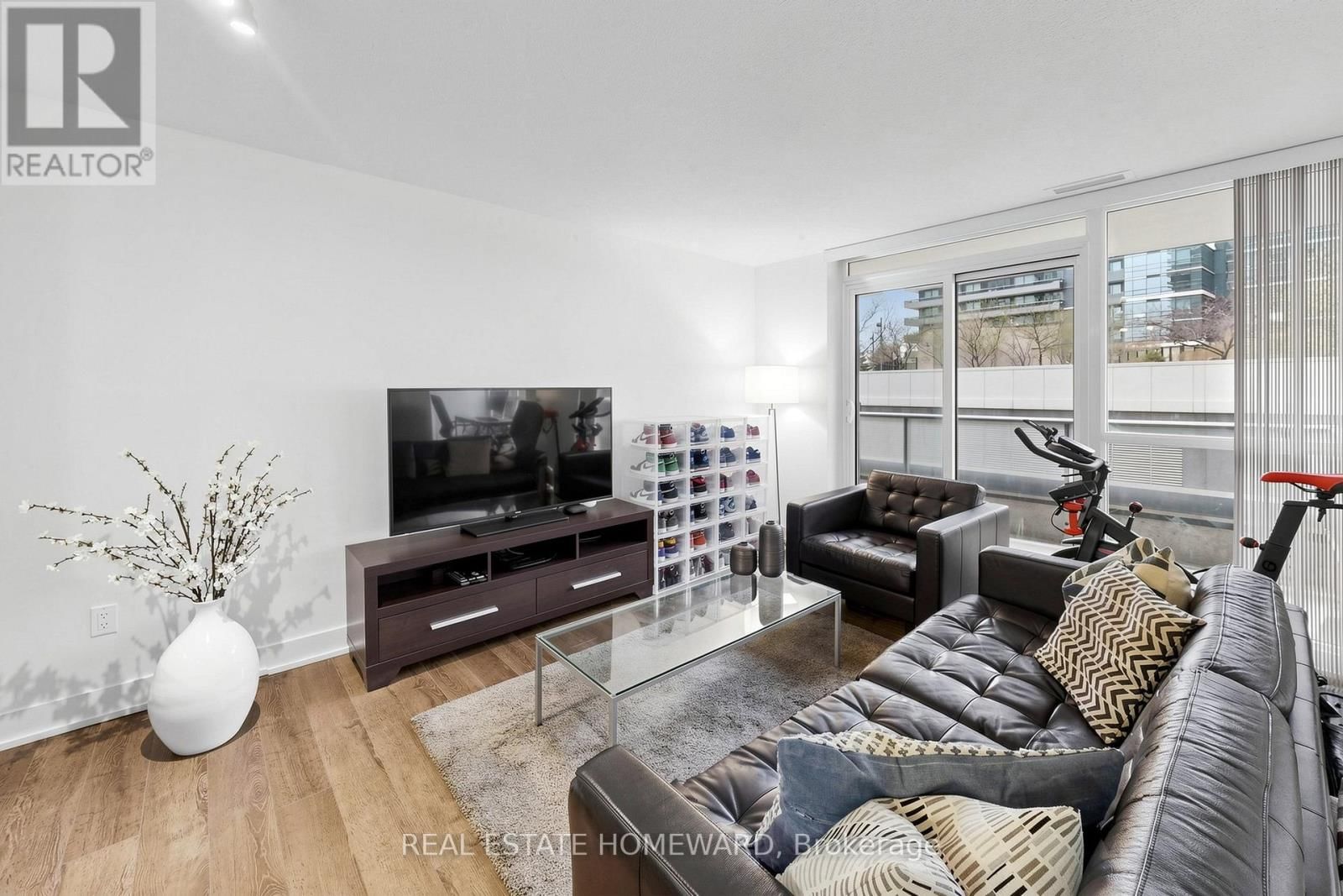 402 - 23 SHEPPARD AVENUE EAST Image 4