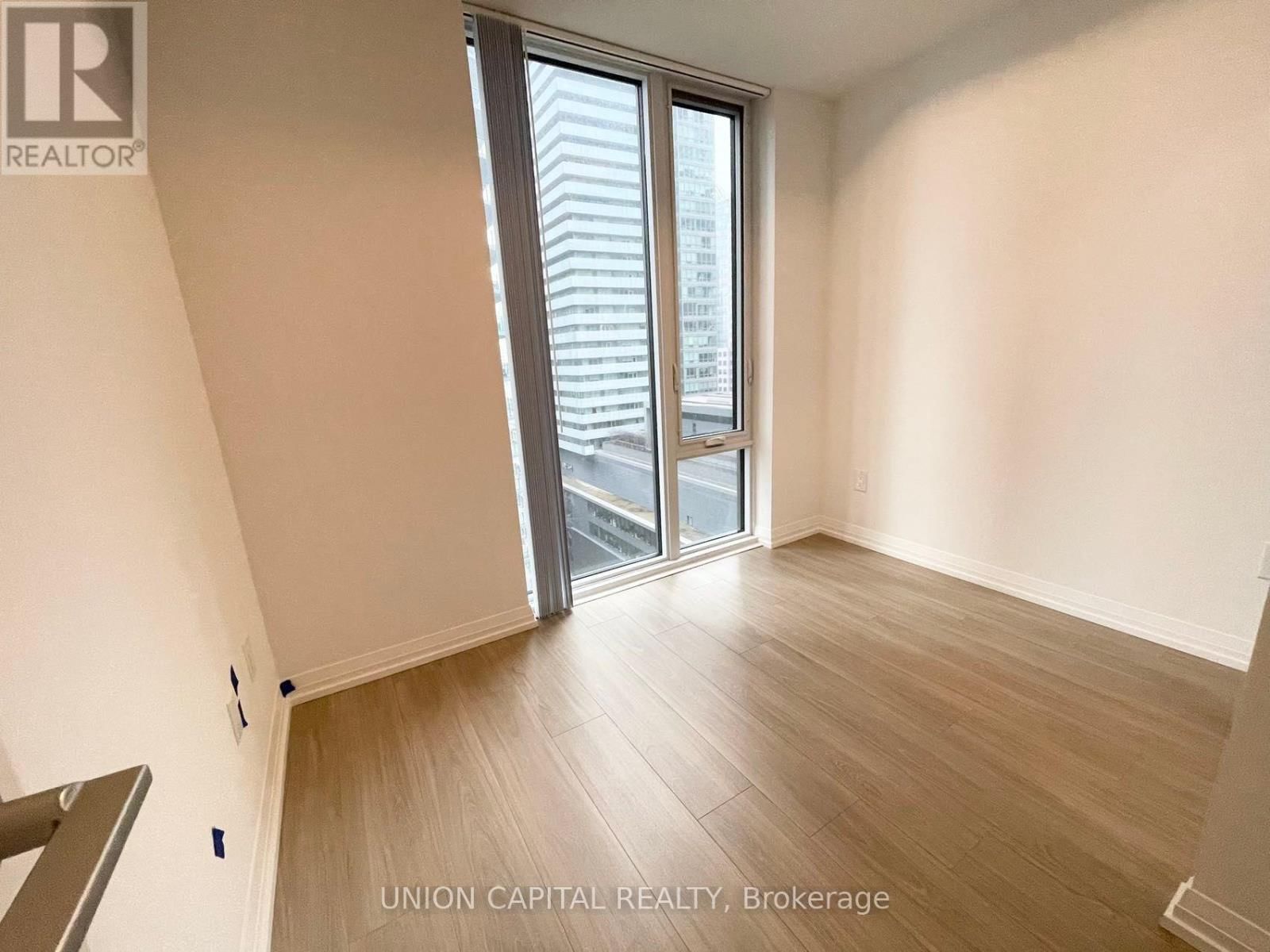 1905 - 8 WIDMER STREET Image 10