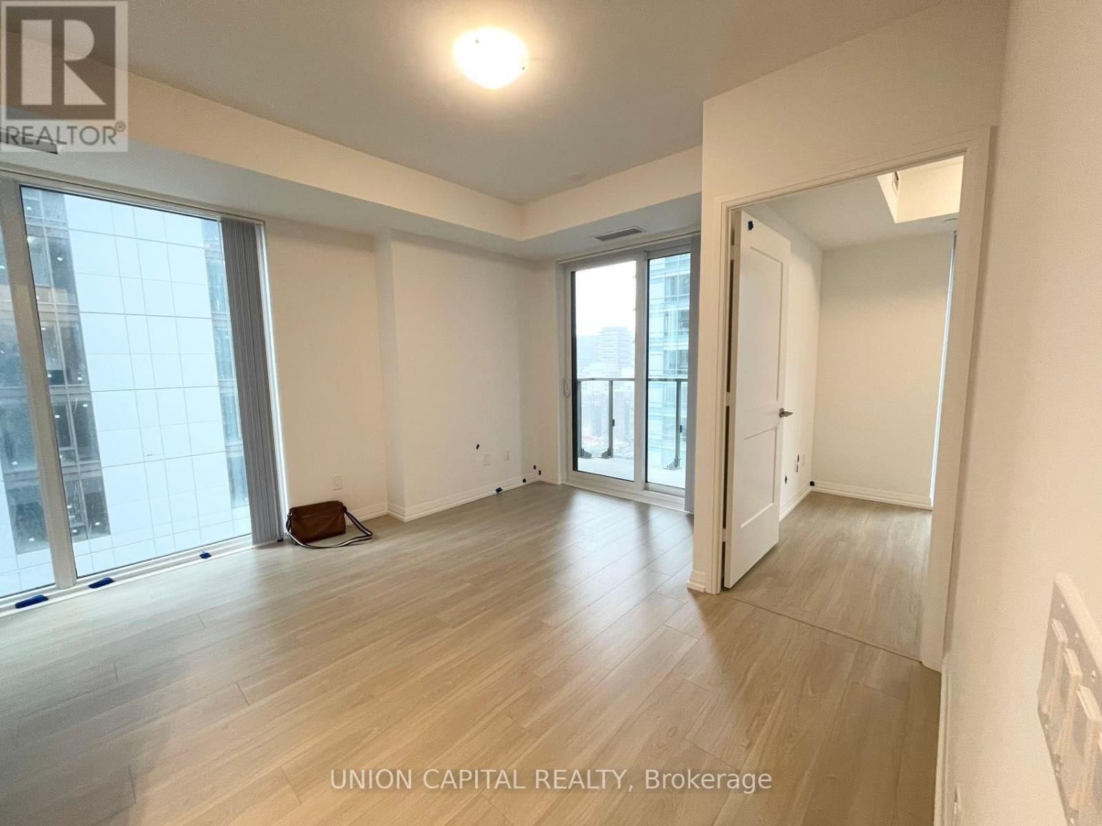 1905 - 8 WIDMER STREET Image 11