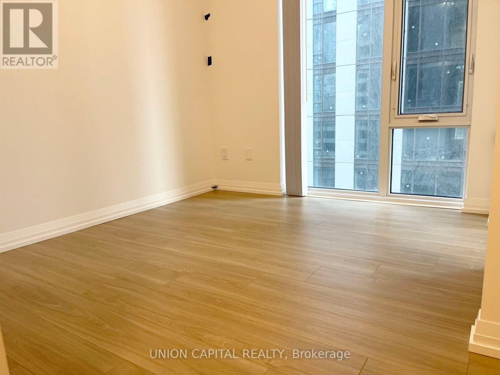 1905 - 8 WIDMER STREET Image 13