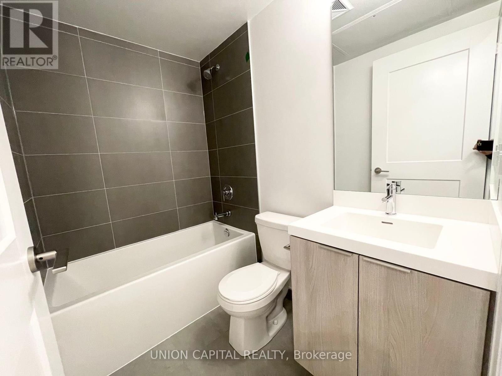 1905 - 8 WIDMER STREET Image 15