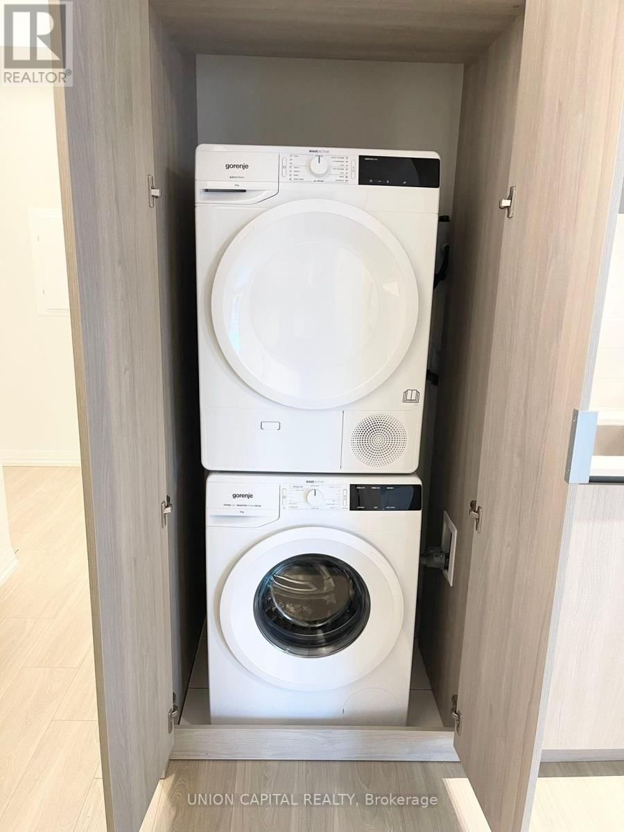 1905 - 8 WIDMER STREET Image 16