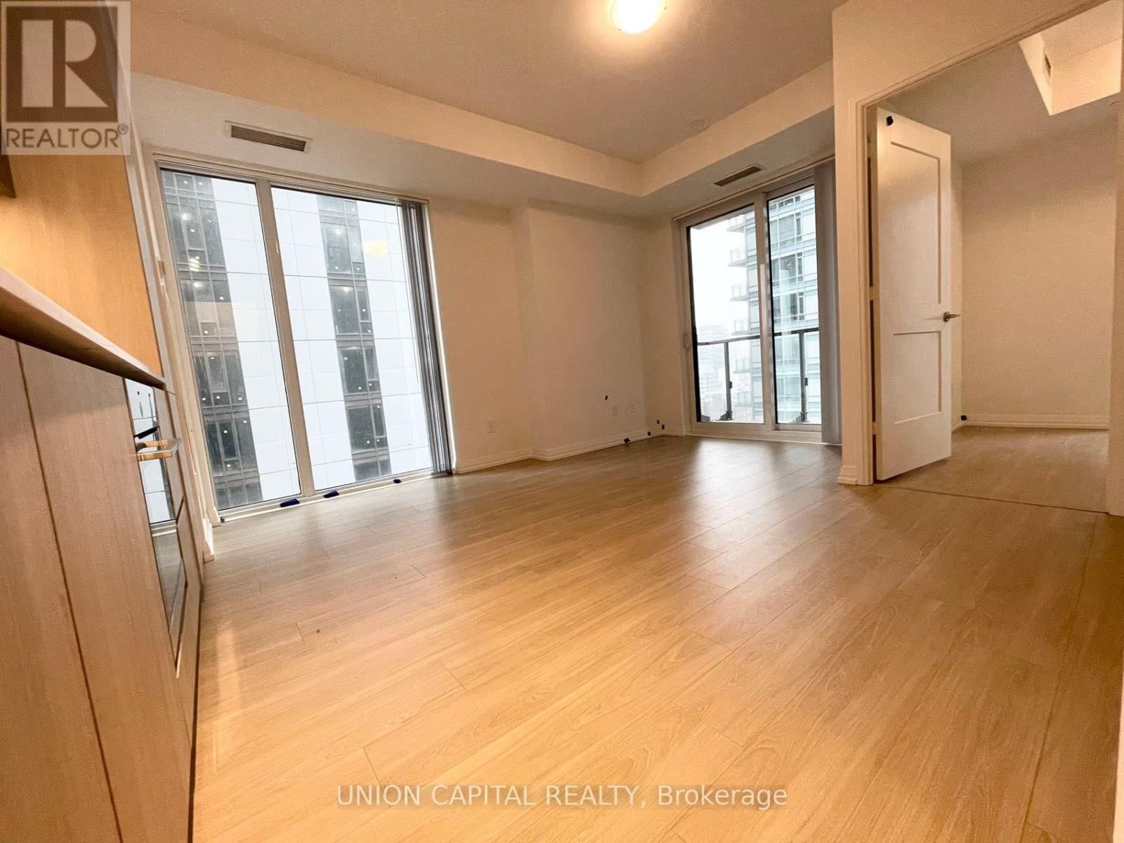 1905 - 8 WIDMER STREET Image 6